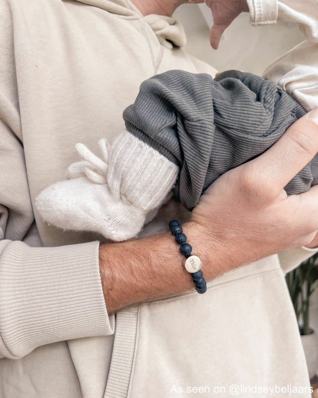 Influencer draagt graveerbare heren armband