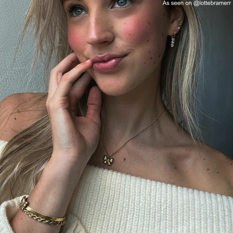 Influencer draagt gouden strik sieraden