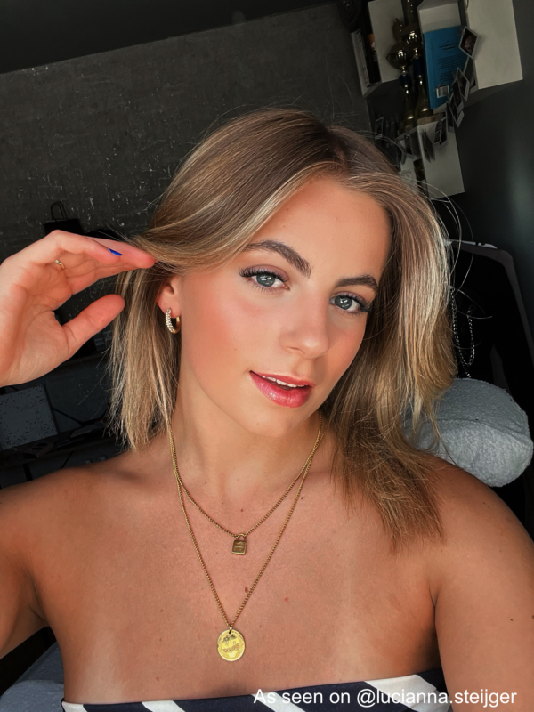 Influencer met sparkle hoops