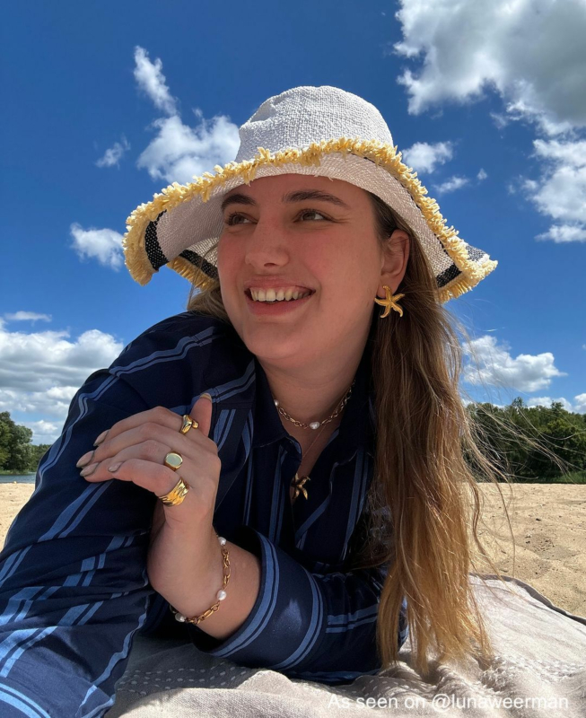 Influencer met gouden sieraden