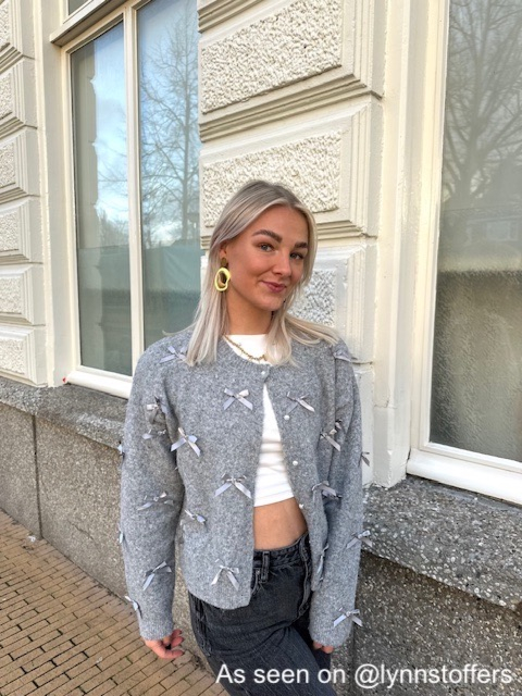 Influencer draagt gouden statement oorbellen