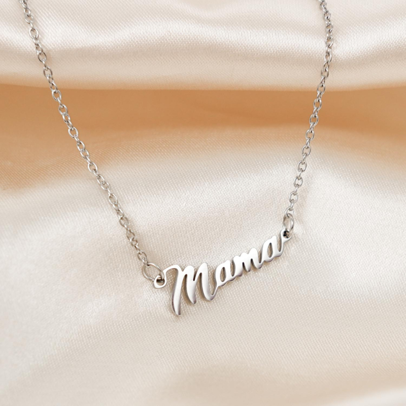 Zilveren mama ketting op satijnen stof