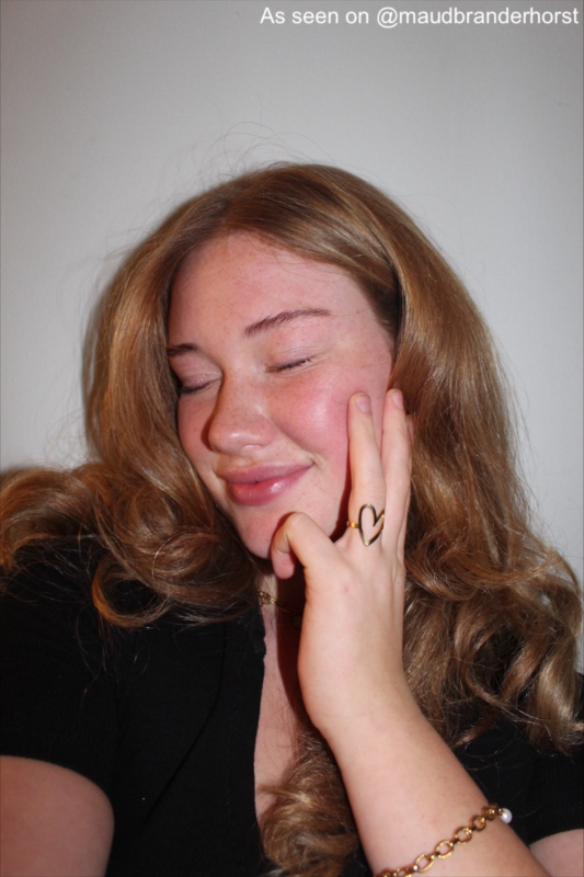Influencer draagt gouden heart ring