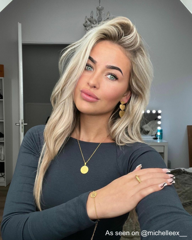 Influencer draagt gouden sieraden