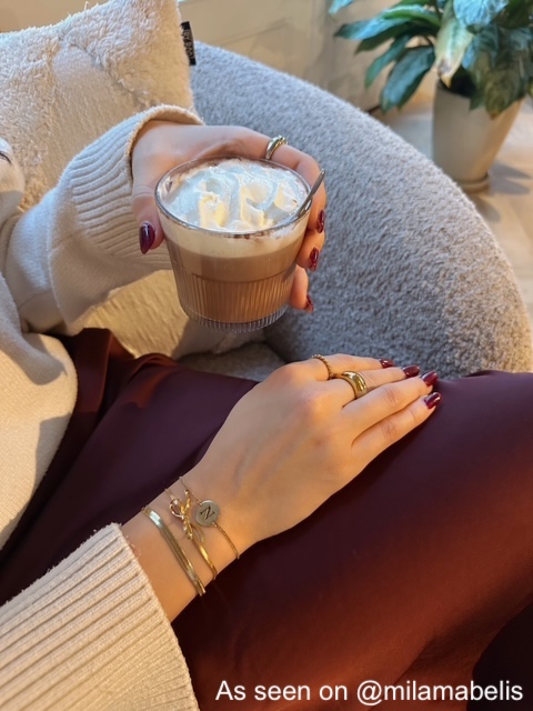 Influencer draagt gouden sieraden van Finaste