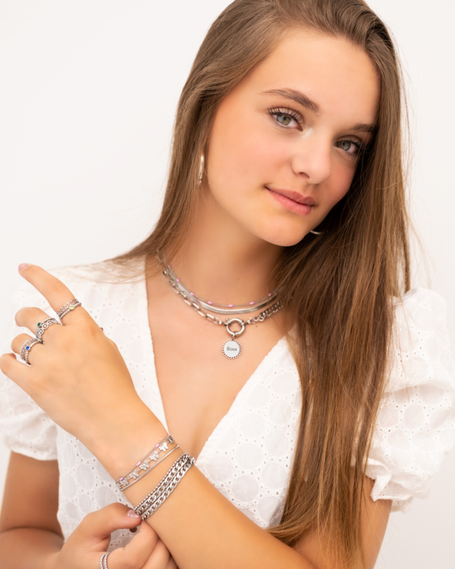 Model draagt zilveren armbanden van FInaste