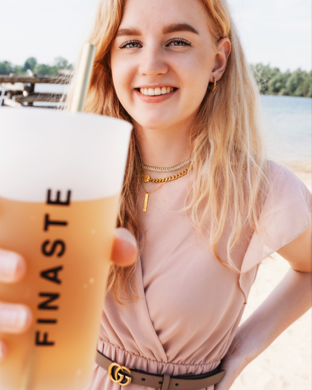 Gouden kettingen bij meisje