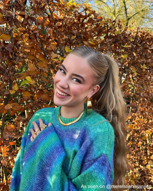 Influencer draagt gouden statement sieraden 