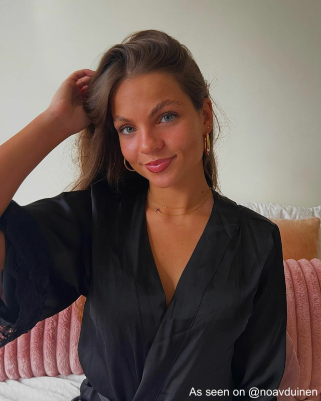 Influencer draagt gouden sieraden