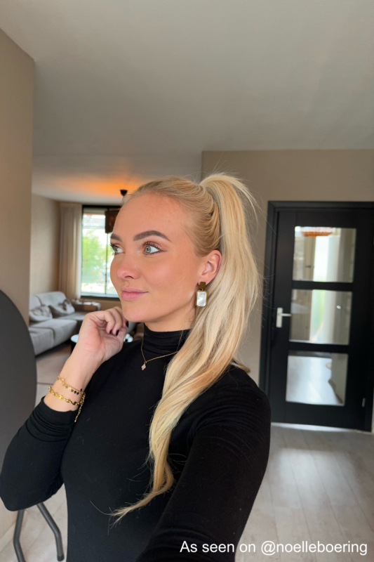 Influencer met gouden parelmoer oorbellen