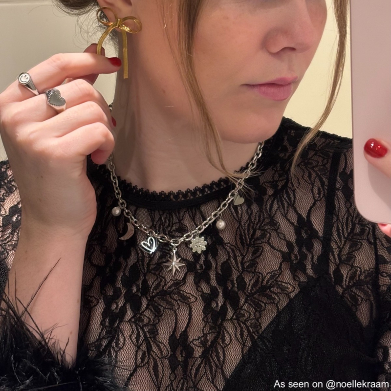 Influencer draagt zilveren ketting