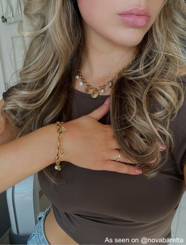 Influencer draagt gouden Finaste armband