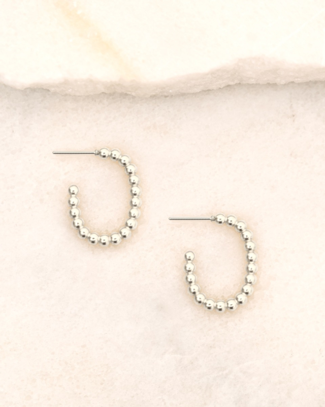 Zilveren oorbellen op marmer