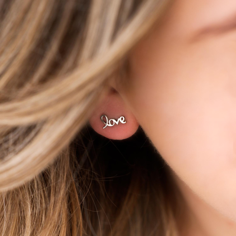Mooie love oorbellen in het oor voor een complete look