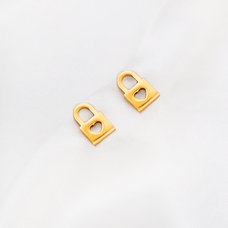 Stud oorbellen met slotje in de kleur goud 