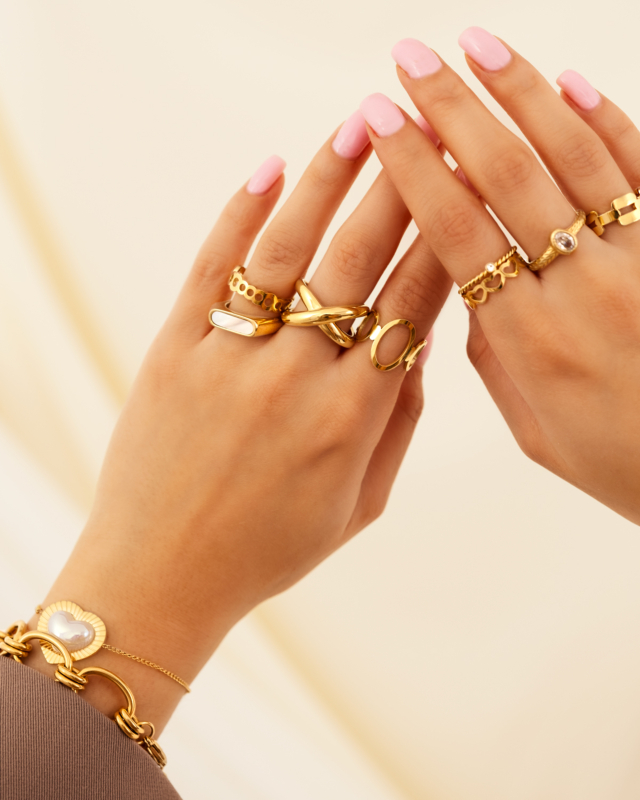 Gouden sieradenlook om hand