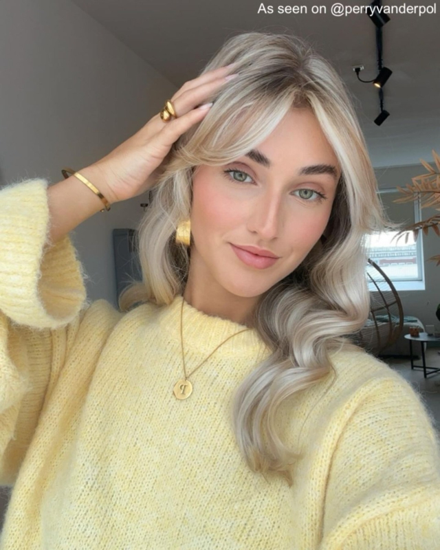 Influencer met gouden sieraden 