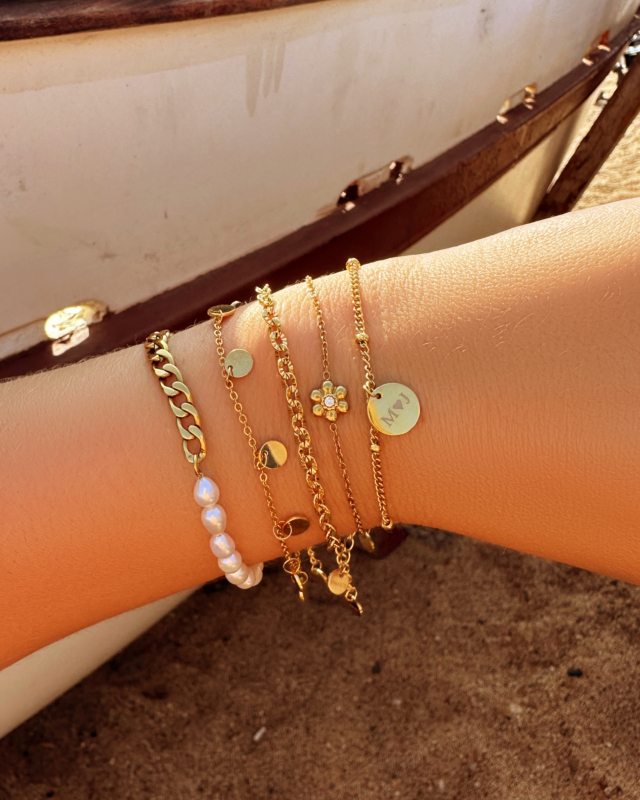 Gouden armparty bij model
