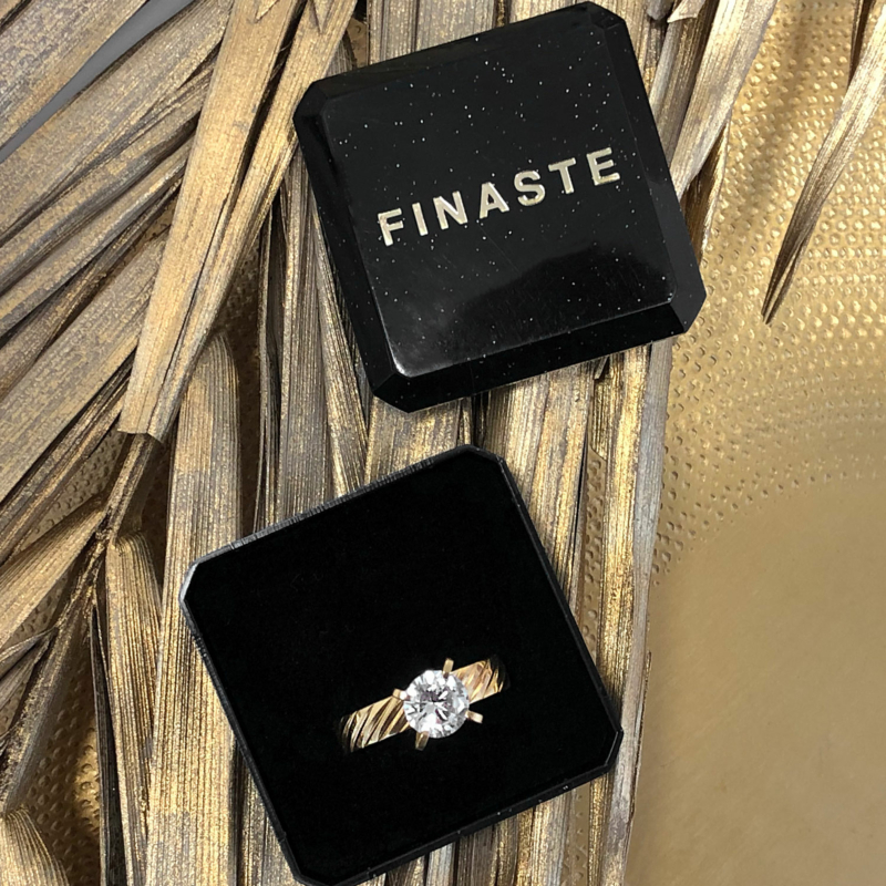 Gouden ring met statement steen in het midden goud