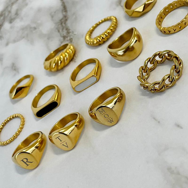 gouden ringen op tafel
