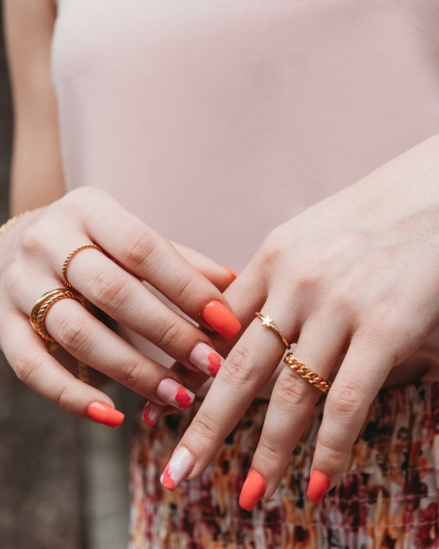 Mooie ringen in het goud om de handen van de vrouw