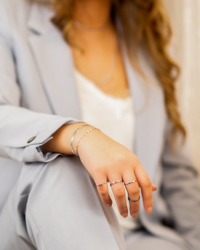 Trendy ringen mix in het zilver om de hand van het model
