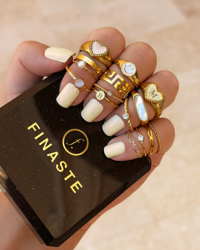 Gouden ringparty bij model