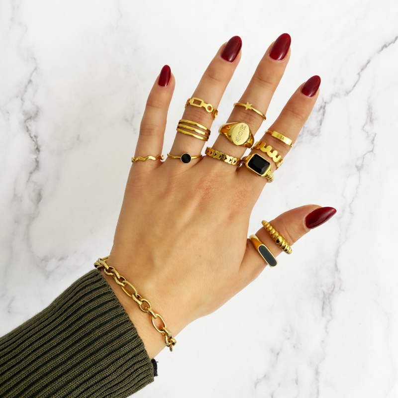 goudkleurige ringen om de hand van een model