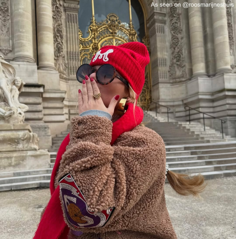 Influencer draagt oorringen big statement