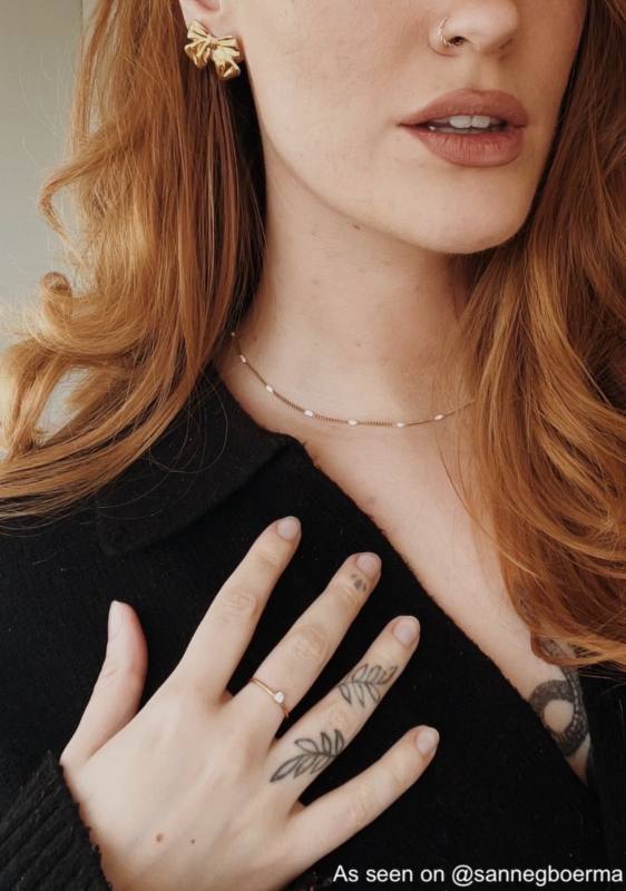 Influencer draagt ring met steentje