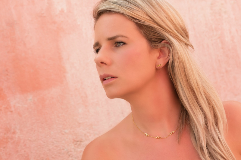 leuke ketting met infinity tekens om de hals voor mooie look