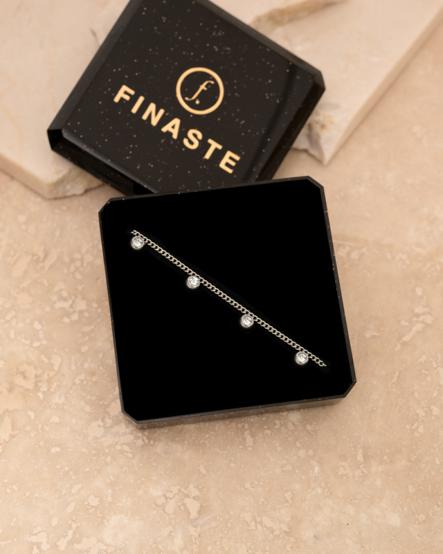 Zilveren armband met steentjes