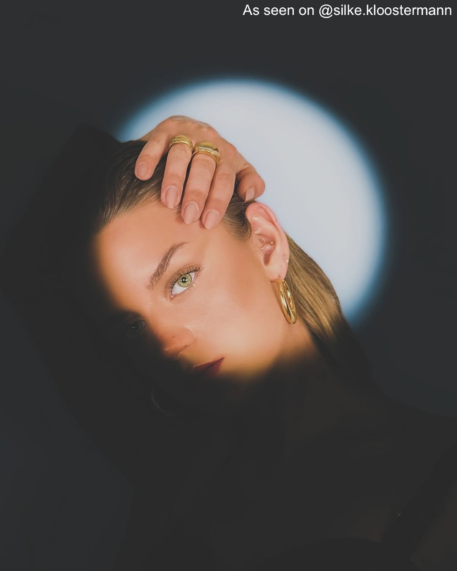 Influencer draagt gouden sieraden 
