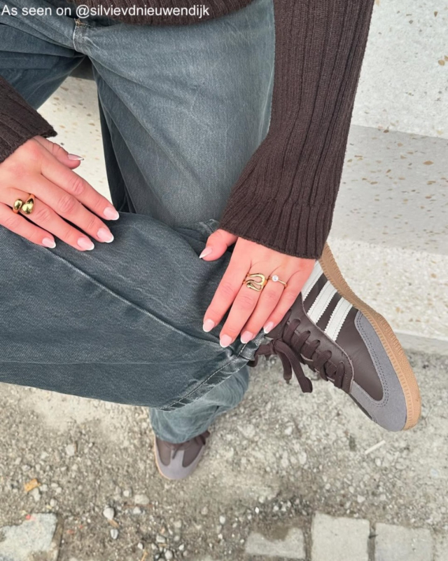 Influencer draagt gouden ringen