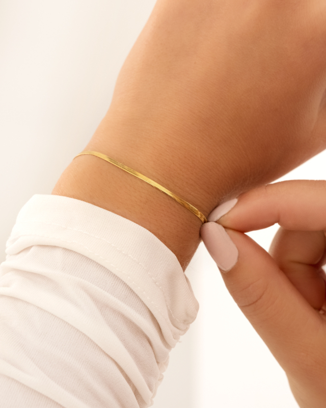 Mini snake armband goudkleurig om pols