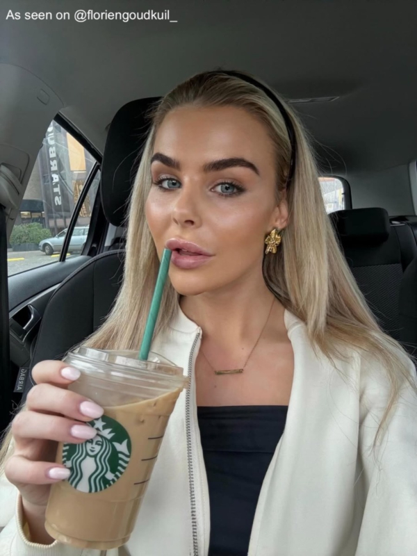 Influencer met sieraden goud