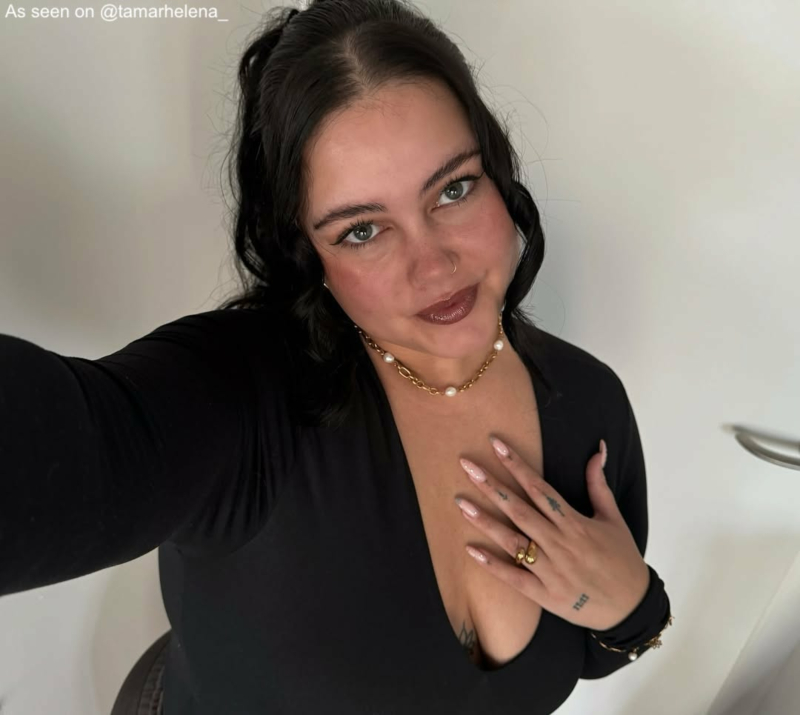 Influencer draagt gouden ketting