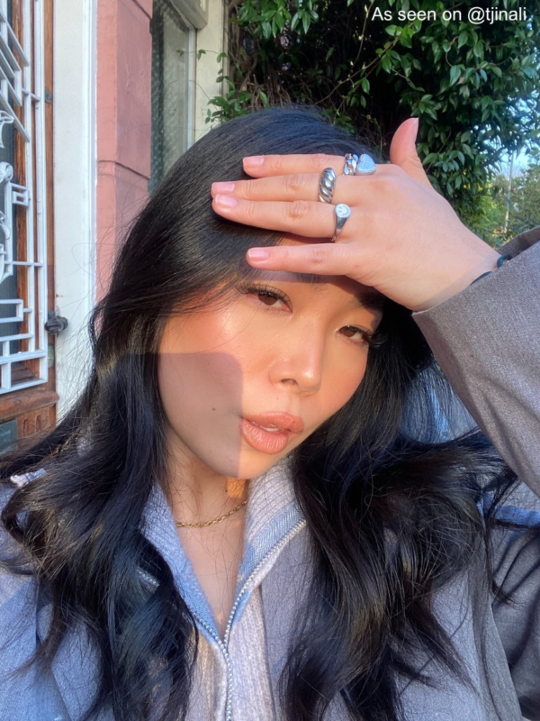 Influencer draagt zilveren sieraden