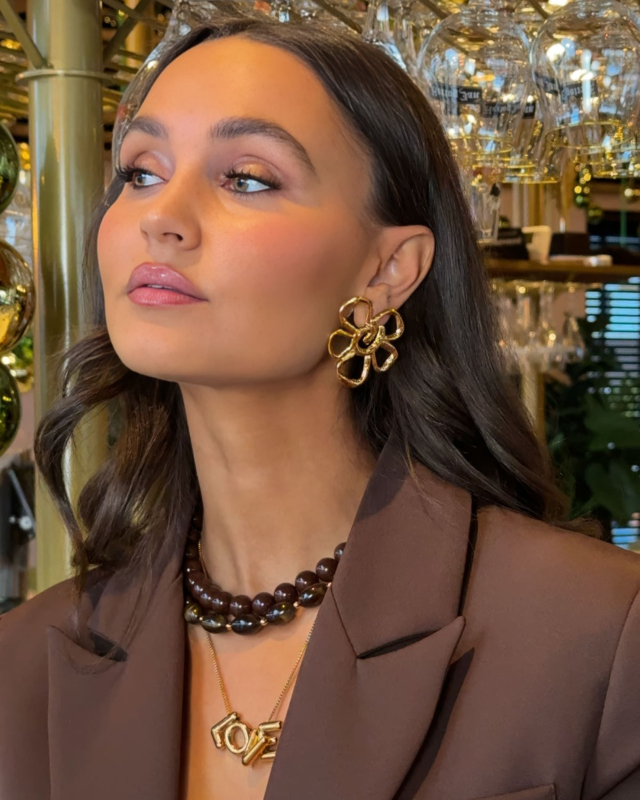 gouden bloem oorbellen gecombineerd met bruine sieraden