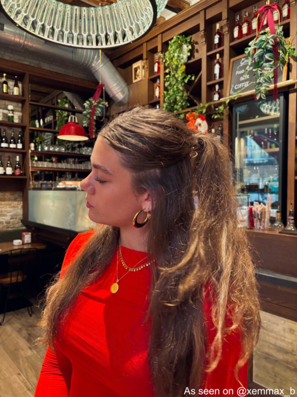Influencer draagt gouden sieraden