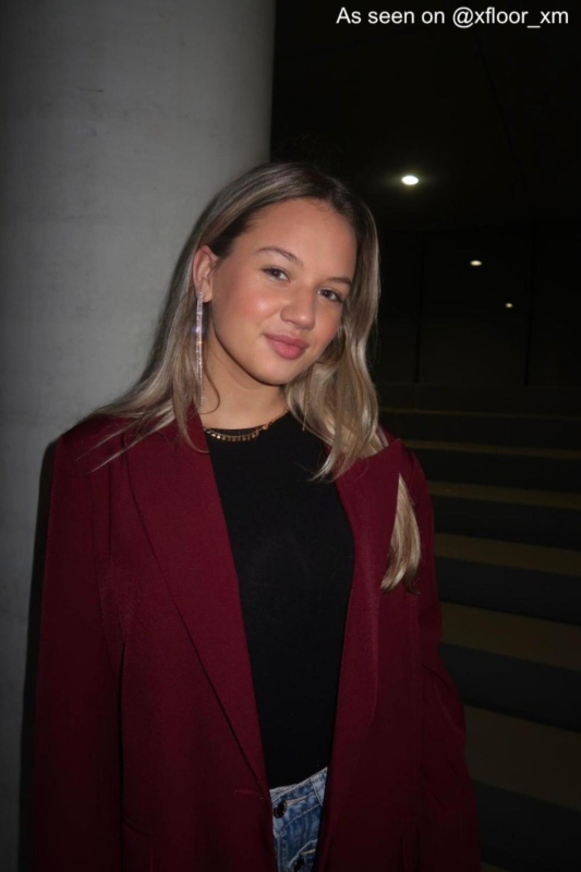 Influencer draagt glam tennis oorbellen 