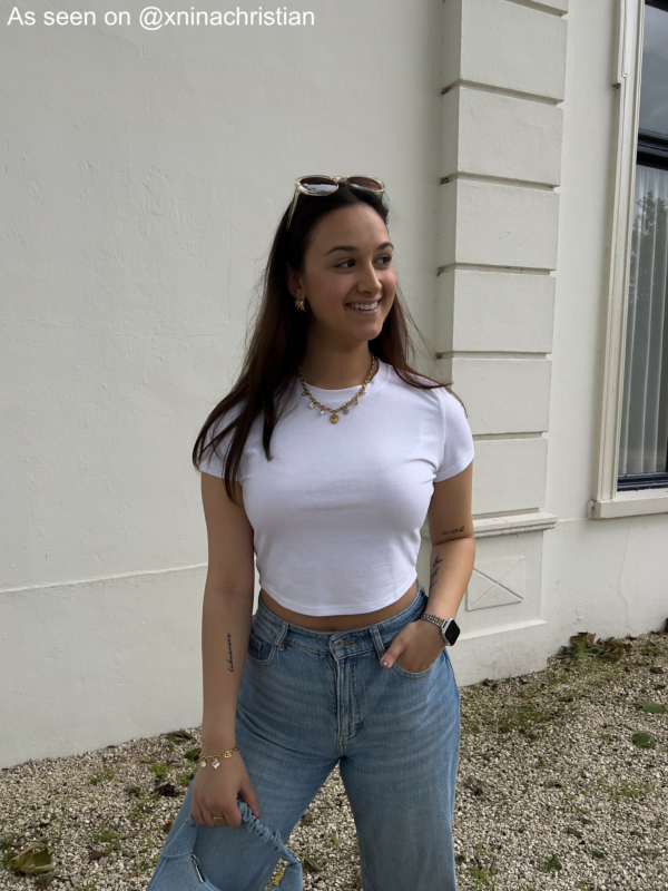 Influencer draagt gouden bedelketting