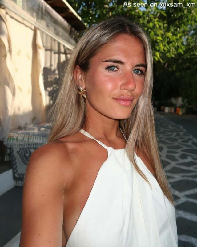 Influencer draagt gouden zeester oorbellen