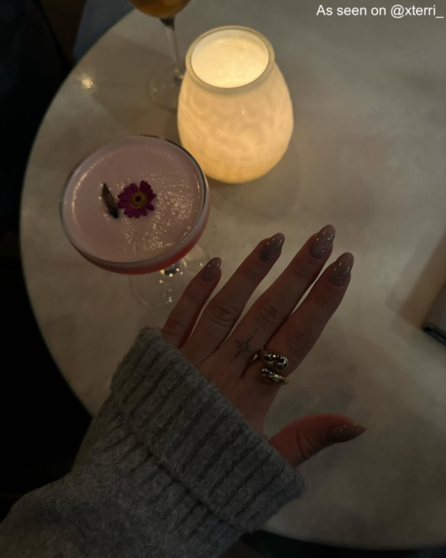Influencer draagt gouden chunky ring