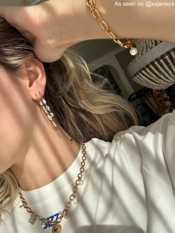 Influencer draagt gouden Finaste sieraden 
