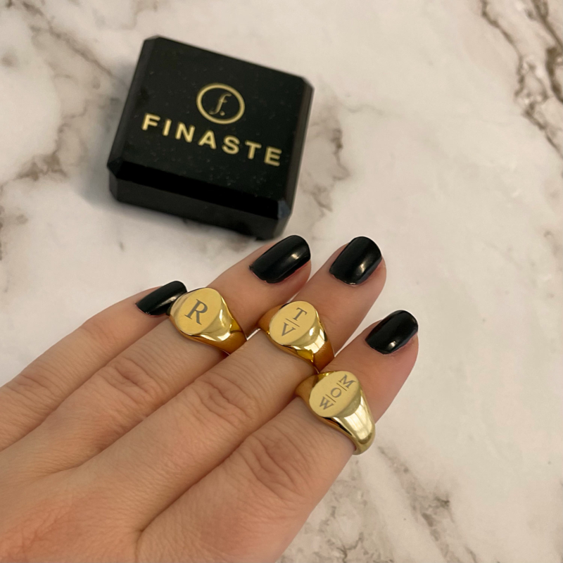 Mooie zegelring met letters in de hand voor een mooie look