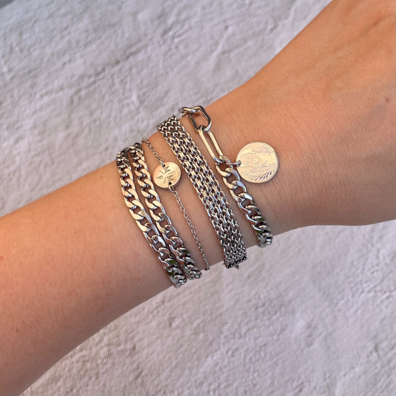 Mooie zilveren armbanden om de pols van het model