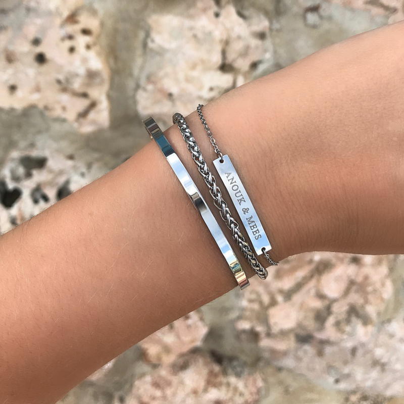 Mooie armband met gravering om de pols samen met naam