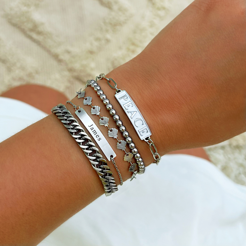 Zilveren armbandjes om pols