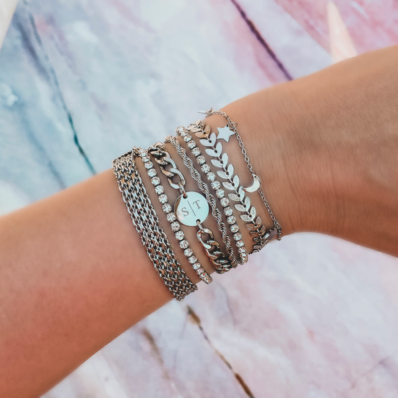 Zilveren armparty om pols